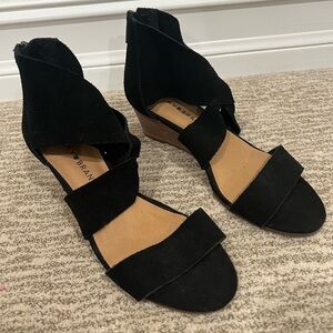 Black criss cross wedge